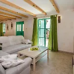 House Ulika * Sisan