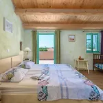 House Ulika * Sisan