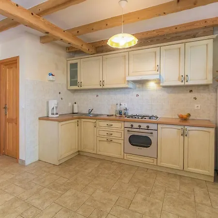 House Ulika بيت للعطل Šišan
