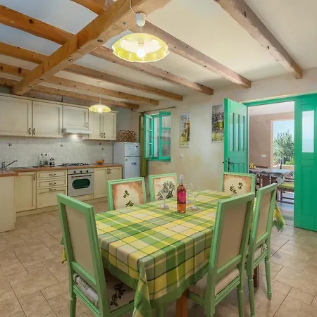 Nyaraló House Ulika *